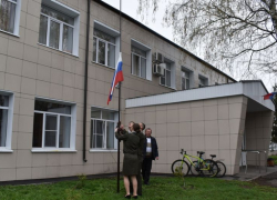 В школе №3 в Анне учебную неделю начали новой с патриотической традиции 
