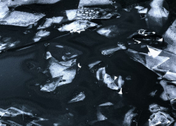 Жителям Воронежской области напомнили о смертельной опасности льда во время погодных качелей