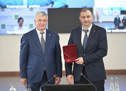 Главу Панинского района Андрея Кичигина наградили почётным знаком 