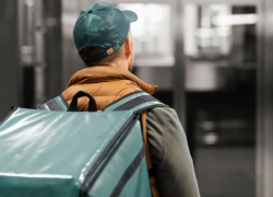 В Воронежской области мигрантам продлили запрет на работу курьерами и продавцами