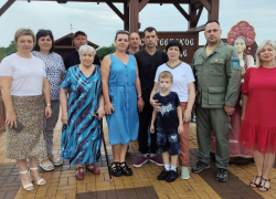 Найденную при ремонте школы медаль фронтовика из Панинского района вернули его родным