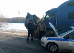 Полиция вызволила дальнобойщика из тяжелого положения в Бобровском районе