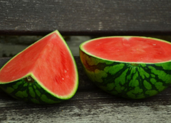 Жителям Воронежской области рассказали, как выбрать спелые дыни и арбузы