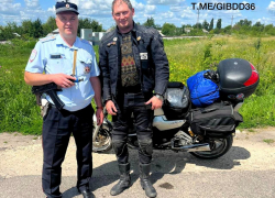В Воронежской области инспекторы ДПС помогли байкеру-путешественнику 