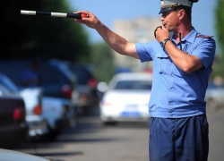 В Бобровском районе автоинспекторы помогли застрявшей на трассе семье
