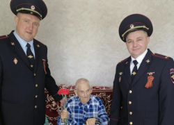 Эртильские полицейские поздравили с Днём Победы 96-летнего ветерана
