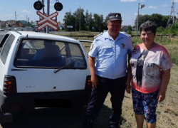 В Аннинском районе сотрудники Госавтоинспекции помогли автомобилистке на железнодорожном переезде