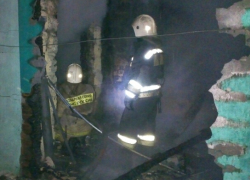 В Аннинском селе в огне пострадала надворная постройка