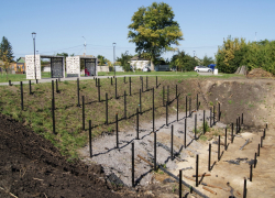 В Боброве обустраивают новую зону отдыха у воды