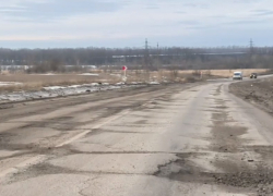 Воронежские водители пожаловались на разбитую дорогу между Таловой и Новохопёрском