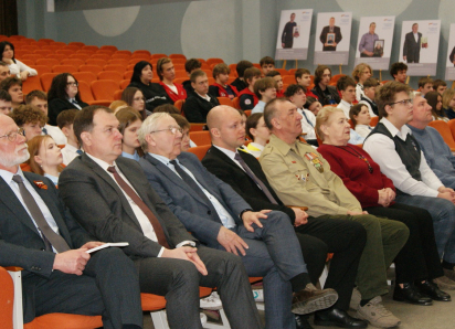 Жителей Бобровского района приглашают на фотовыставку «Семья Героя»