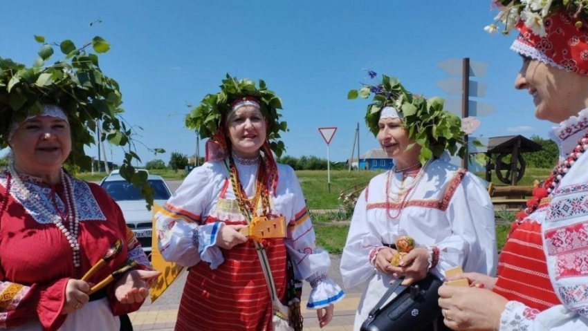 Жителей Панинского района приглашают отметить Троицу