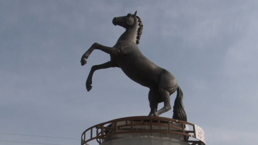 В Бобровском районе установили памятник орловскому рысаку