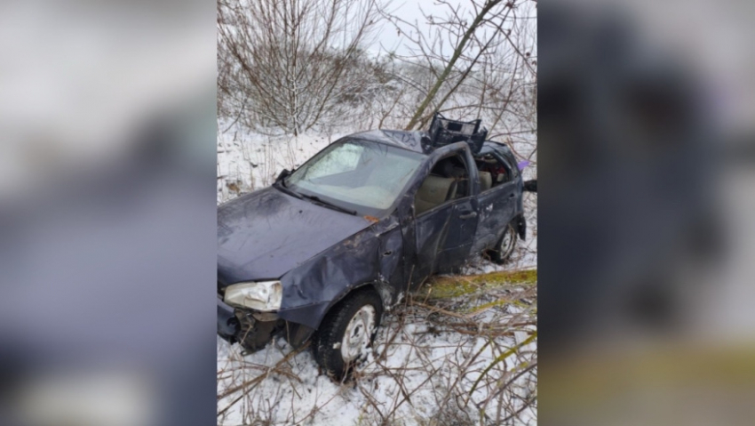 В Панинском районе «Лада Калина» вылетела в кювет и врезалась в дерево
