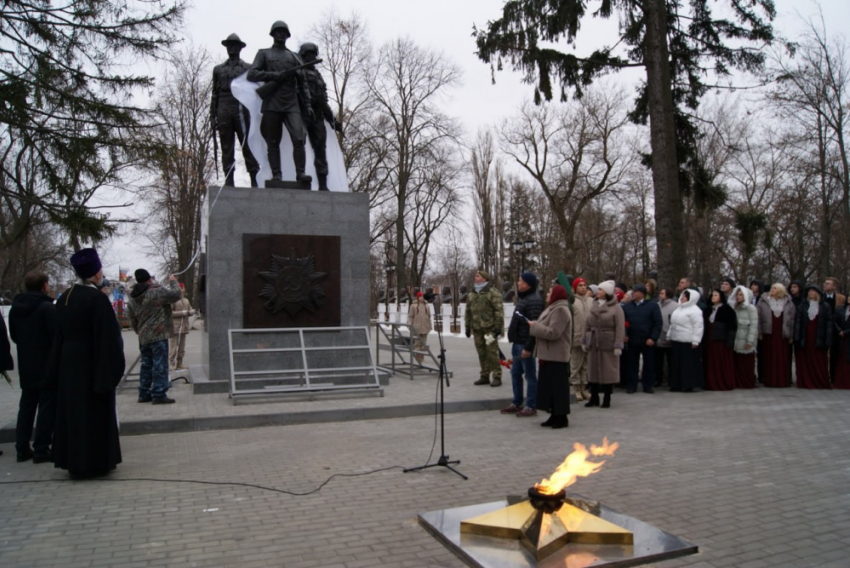 В Боброве открыли памятник воинам-землякам