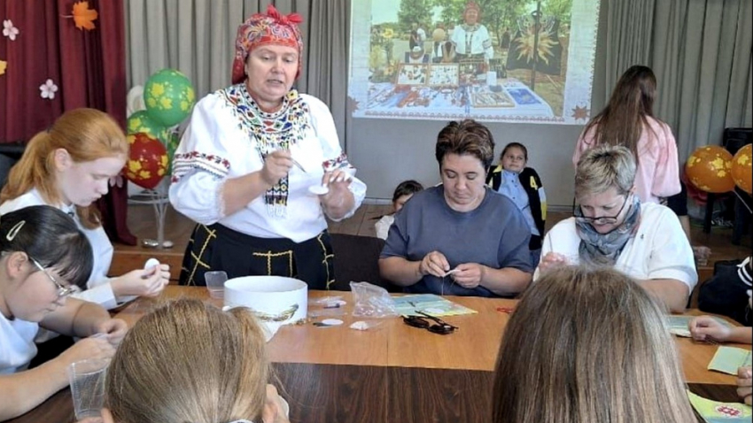 В Курской области панинская мастерица организовала выставку по бисероплетению