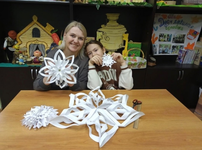 В Панинском районе прошёл мастер-класс по изготовлению новогодних украшений