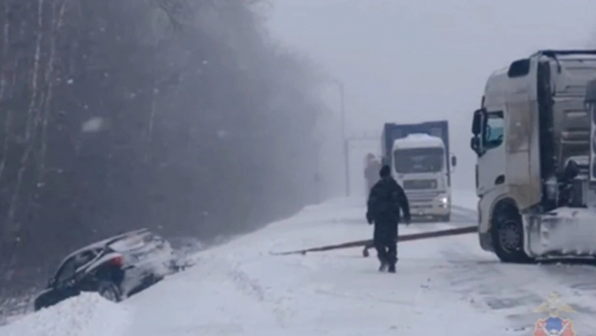 В Панинском районе госавтоинспекторы помогли водителю Hyundai, съехавшему в кювет