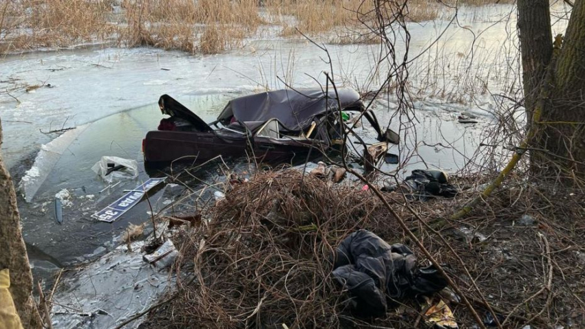 В Бобровском районе автомобиль упал в реку