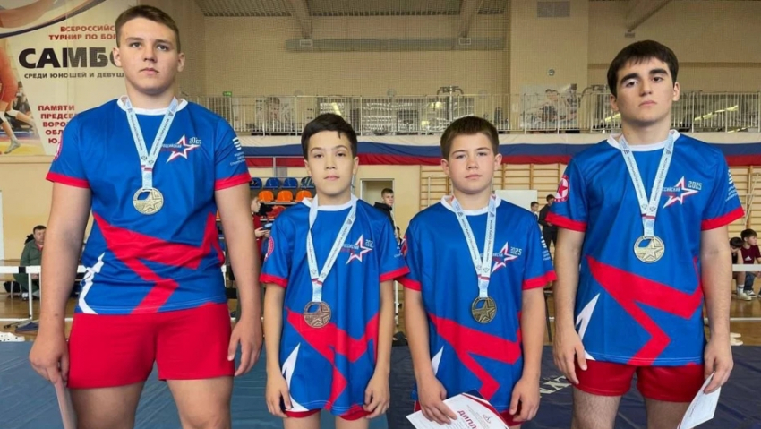 Таловские самбисты завоевали 5 золотых медалей на домашних соревнованиях