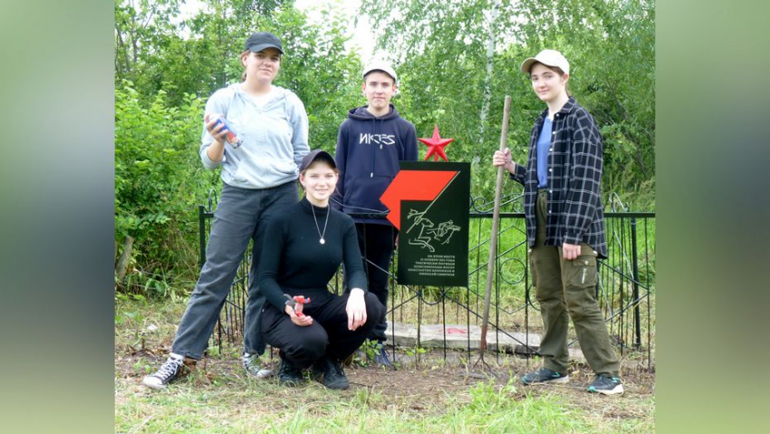 В Таловском районе установили памятную доску погибшим комсомольцам
