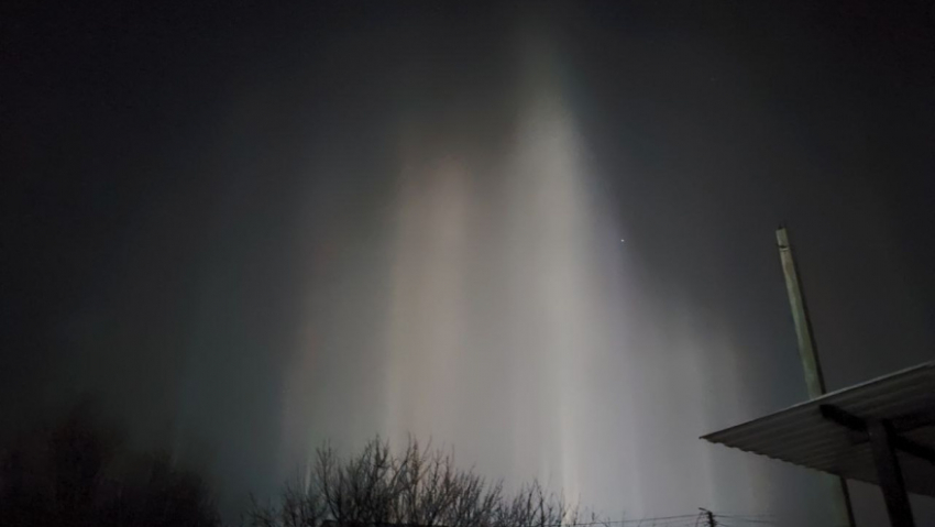В небе над Воронежской областью заметили световые столбы