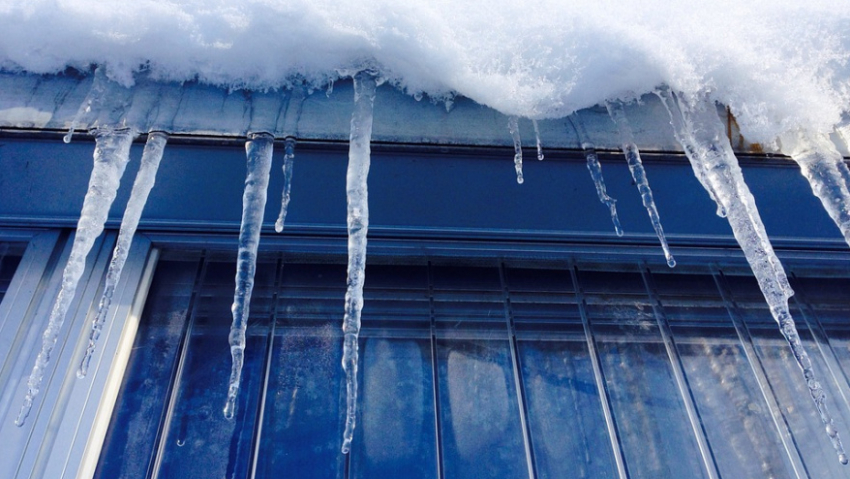 Жителям Воронежской области напомнили об опасности заснеженных крыш