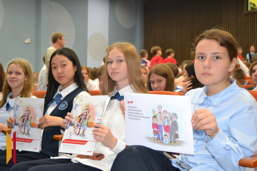 В образовательных учреждениях Боброва прошли занятия по безопасности на железной дороге
