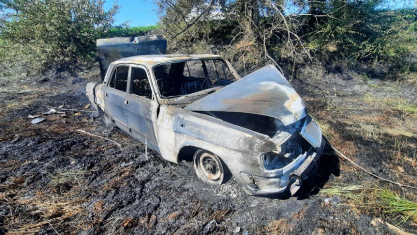 В Панинском районе автомобиль врезался в столб и загорелся