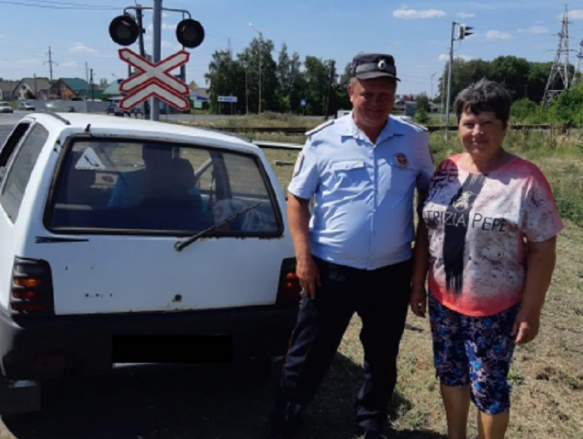 В Аннинском районе сотрудники Госавтоинспекции помогли автомобилистке на железнодорожном переезде