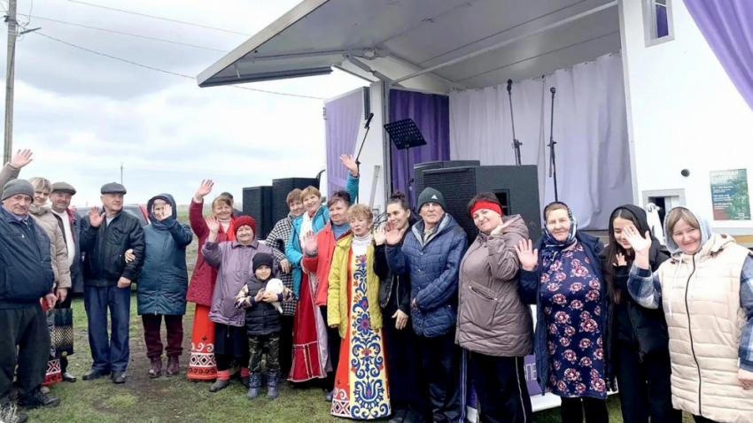 В панинском селе Марьевка устроили концерт для женщины с ОВЗ