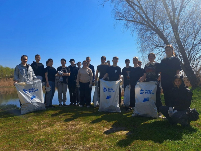 Бобровские активисты устроили субботник на берегу реки Битюг