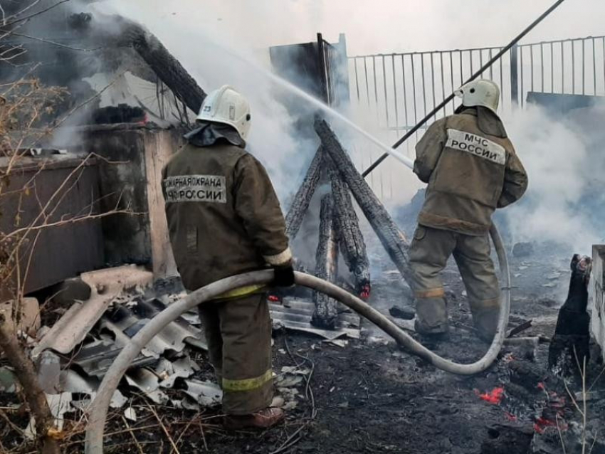 Апрельские пожары бушуют в Аннинском и Бобровском районах