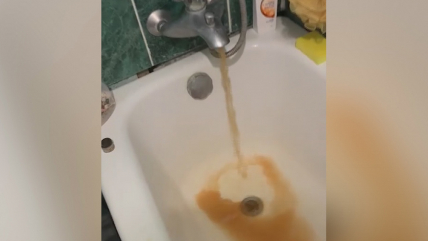 Жители Панинского района жалуются на ржавую воду