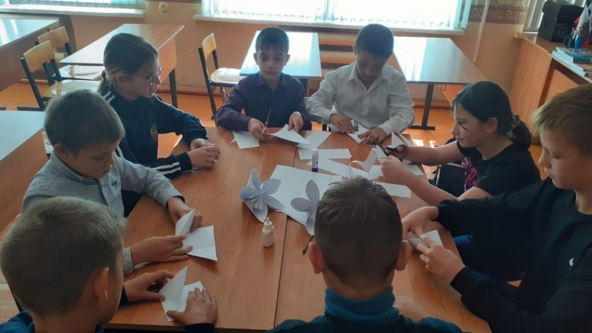 В одной из Панинских школ проходит акция «Белый цветок»