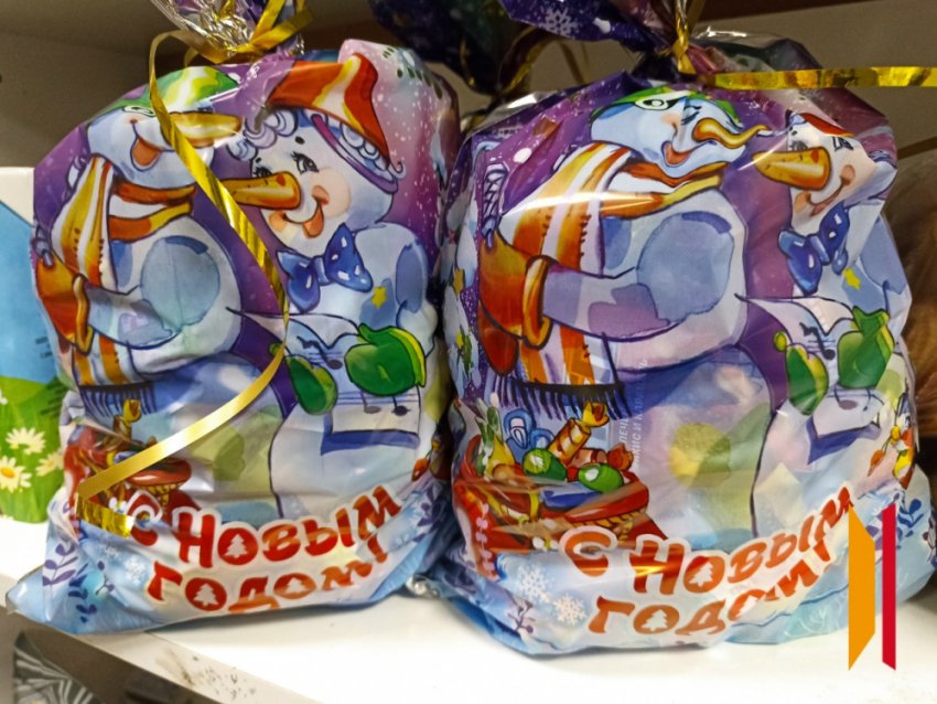 В Панинском районе дети из льготных категорий могут получить новогодние подарки