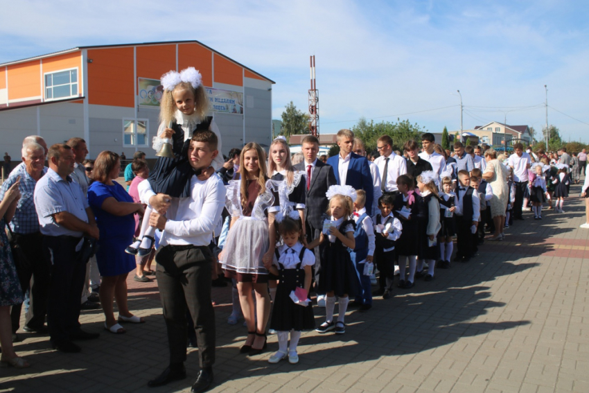 В Панинской школе прошла праздничная линейка