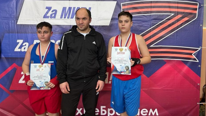 Бобровские спортсмены выступили на открытом ринге по боксу