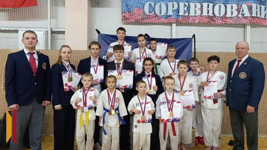 Панинские каратисты завоевали 37 медалей на областных соревнованиях