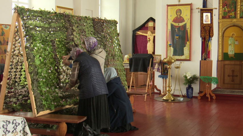 Жительницы Бобровского района отправили в зону СВО сотню маскировочных сетей