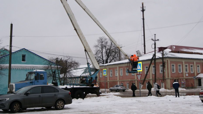 В центре Боброва обновили 6 пешеходных переходов