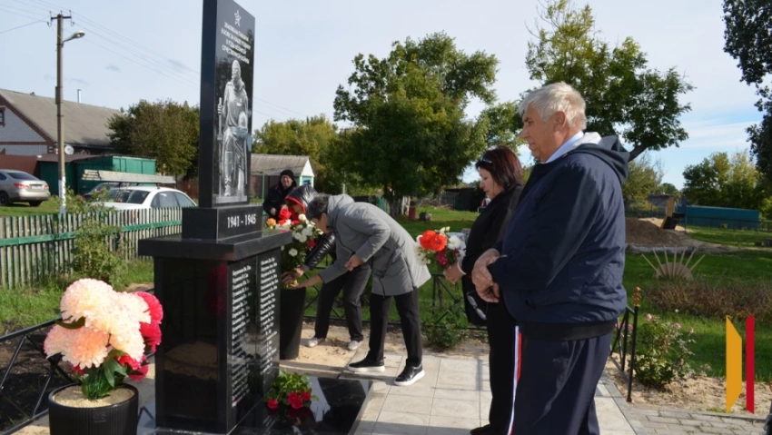 В таловском поселке Видный открыли обновленный мемориал воинам-землякам