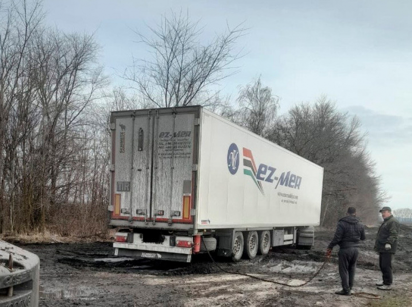 На размытой дороге в Панинском районе застрял дальнобойщик: водителя выручили сотрудники ДПС