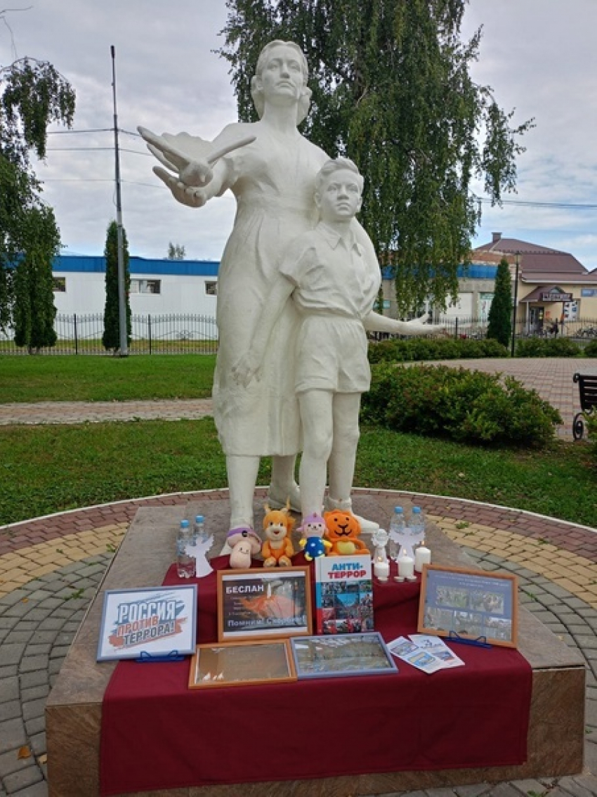 Панинские библиотекари провели акцию «Не отнимайте солнце у детей»