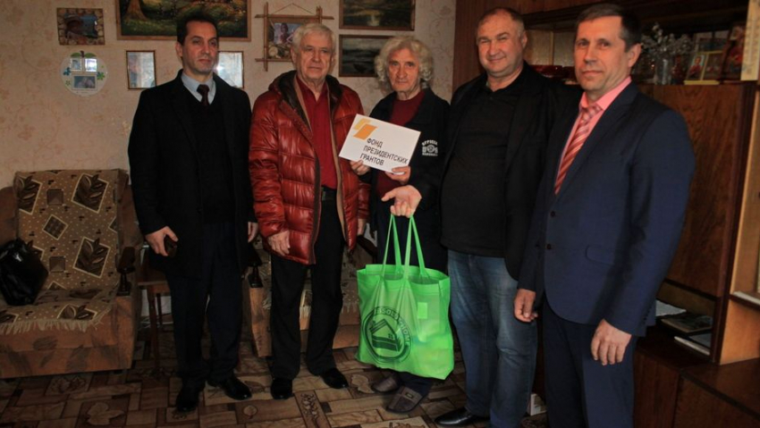 В Панинском районе пенсионерам вручили продуктовые наборы