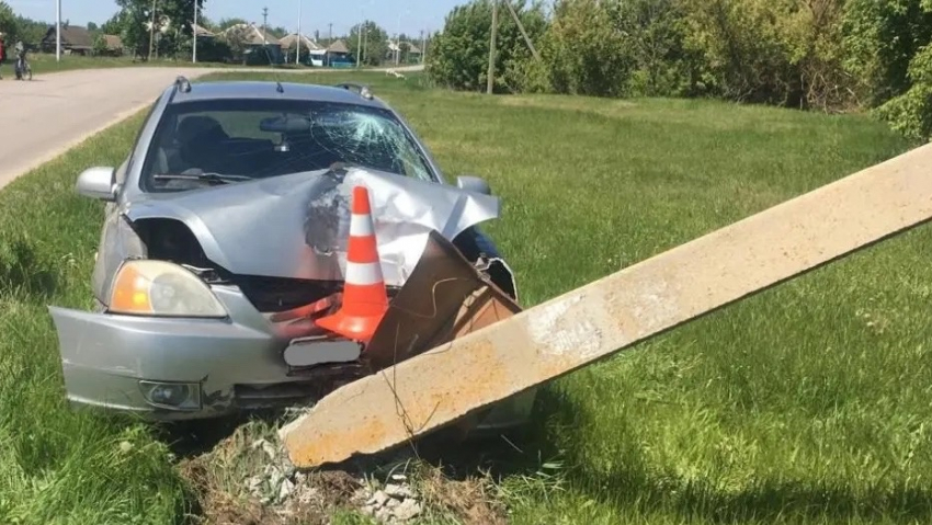 В Бобровском районе пьяный водитель врезался в столб