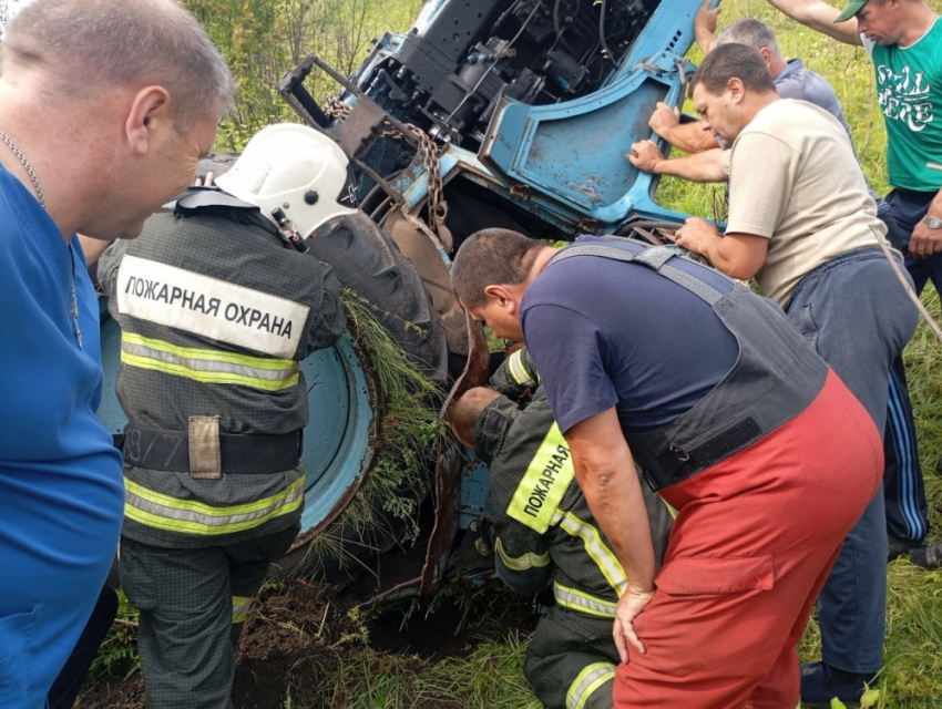 В аннинском селе трактор съехал в кювет и перевернулся