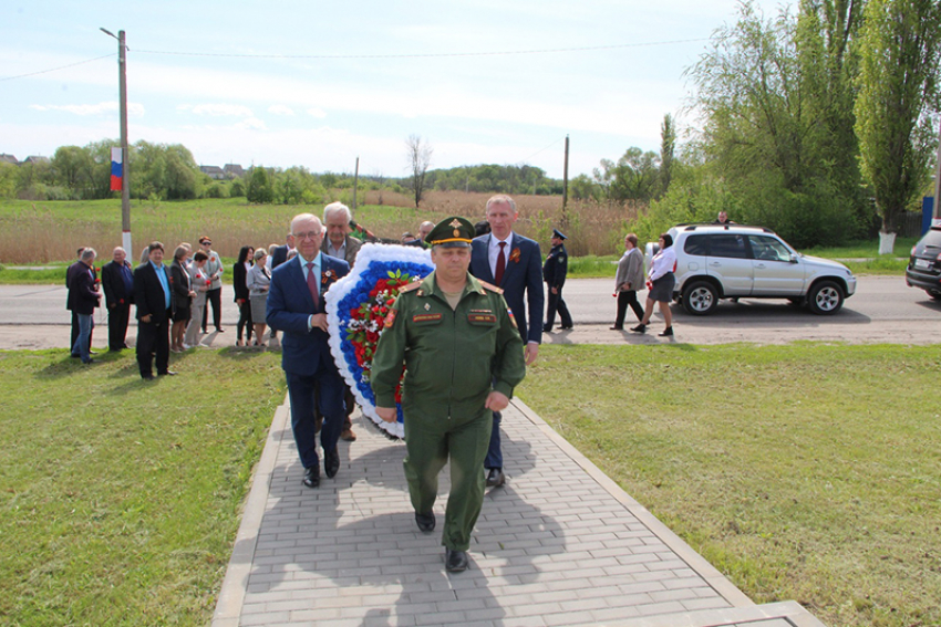 В Таловой возложили венки к местам Воинской Славы 