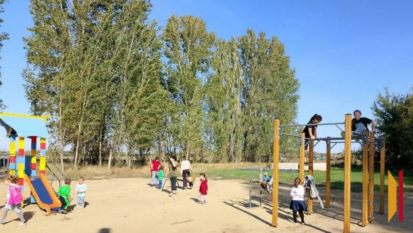 В Таловском районе общественники обустроили детскую площадку