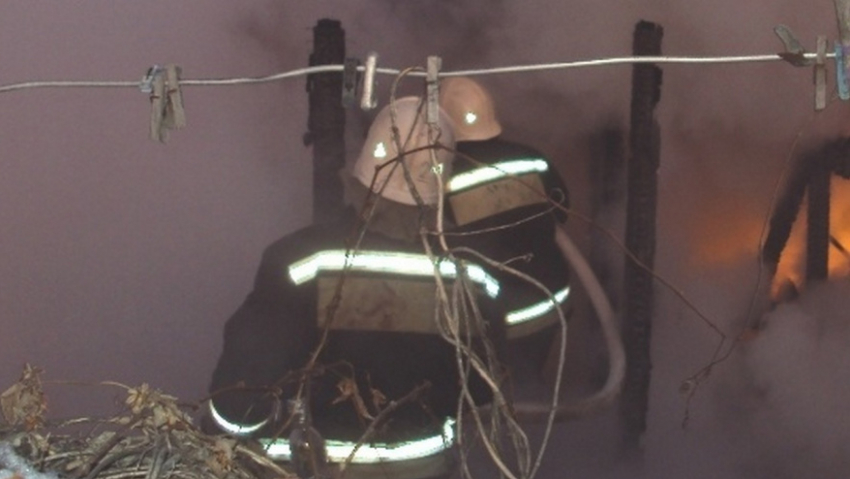 В Таловой в пожаре сгорели дом, надворная постройка и машина